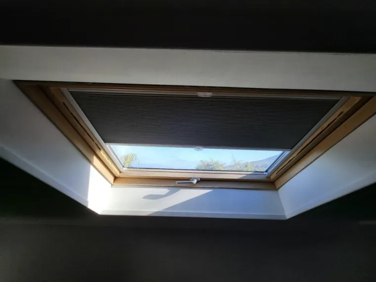Installation store fenêtre de toit à La Réunion